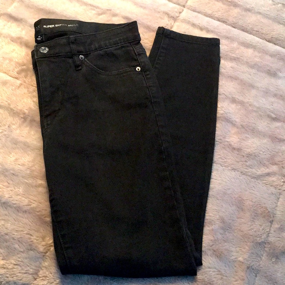 Women’s NY&C Super Skinny Ankle Jeans in Black..